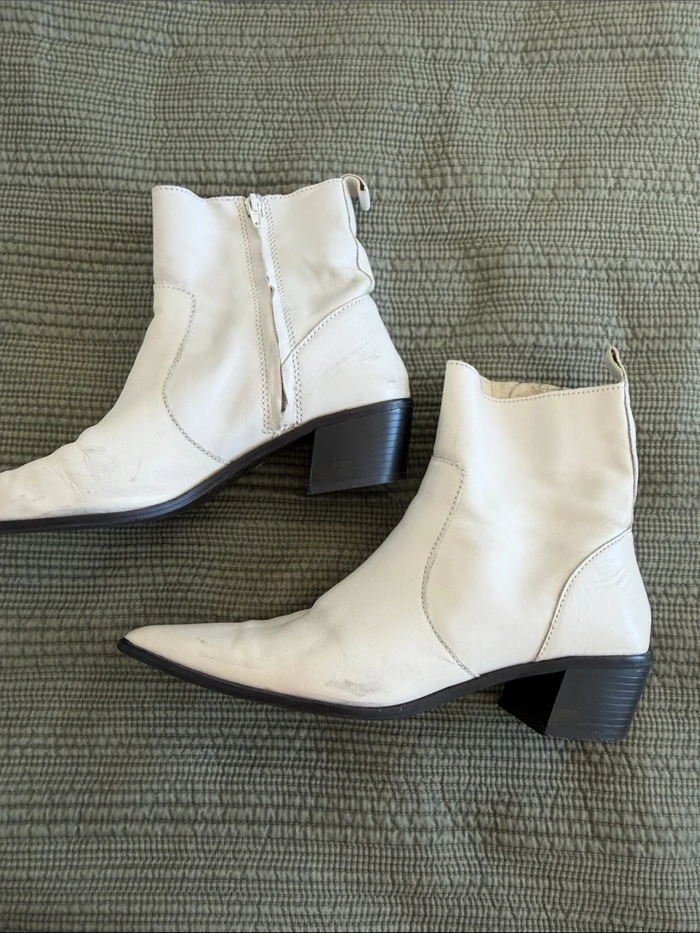 Women's White leather Pointed-Toe Ankle Boots western style. European 41.